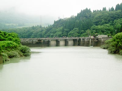 上流の橋上からダム全景