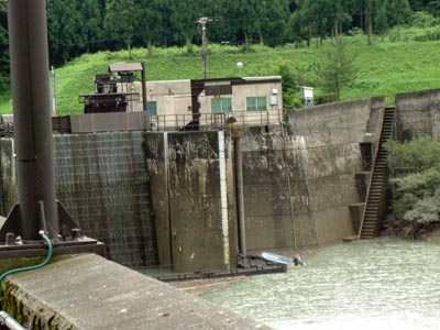 取水口と管理棟