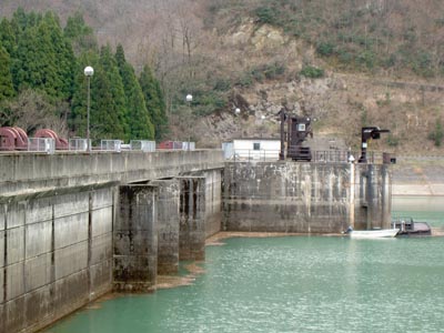 左岸上流から堤体を見る