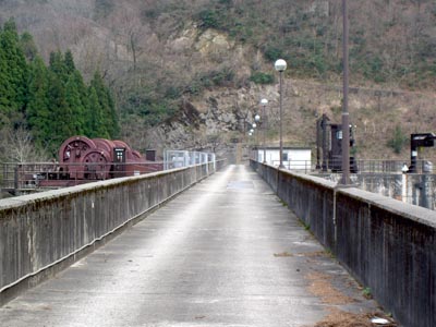 天端は自動車も通行可能です