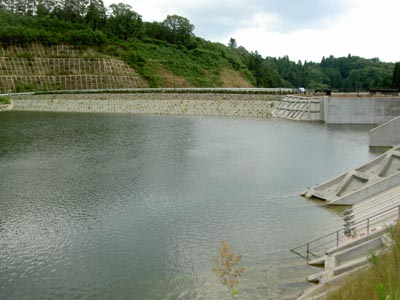 堤体を上流側から望む