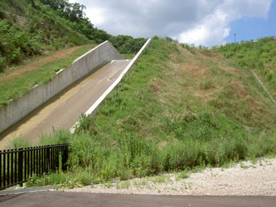 堤体を上流側から望む