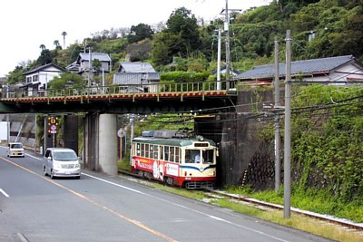 上を通るのがJR土讃線です