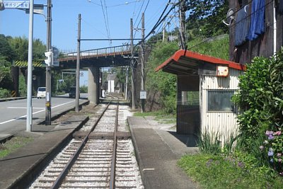 土讃線の向こうに高知自動車道があります
