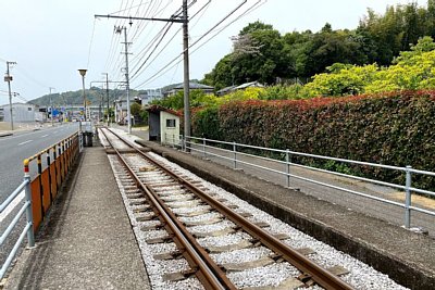 向こうに高知自動車道があります