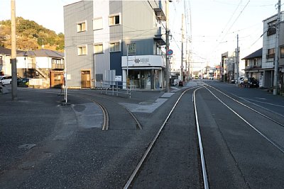 左は伊野車庫への分岐線跡