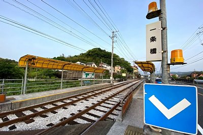 向こうに見えるのが清和学園前駅