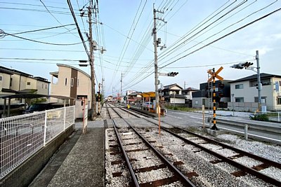 踏切を跨いだ千鳥式ホーム
