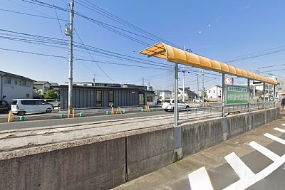 ホームと道路の間に段差があります