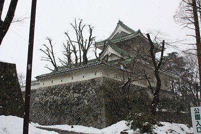 佐藤記念美術館と石垣