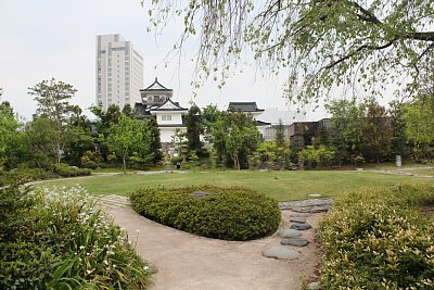 庭園から天守を望む