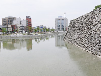 富山城水堀と石垣