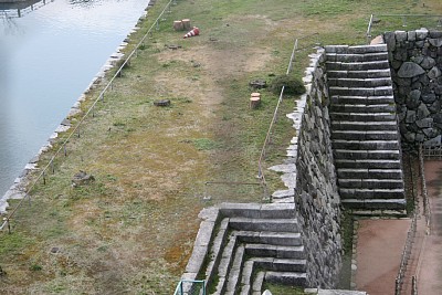 本丸南側石垣上を天守から撮影