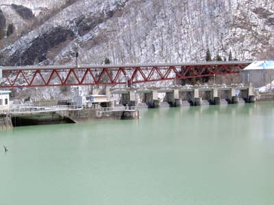 ダム湖側から見た堤体