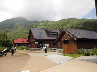 栂池自然園の入口、ビジターセンター