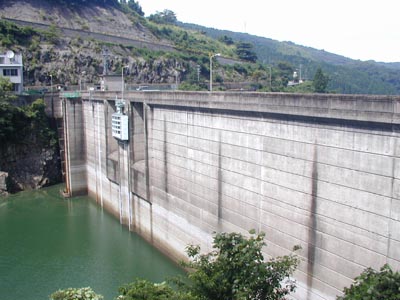 右岸上流から堤体を見る