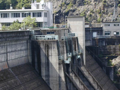 右岸下流から堤体を見る