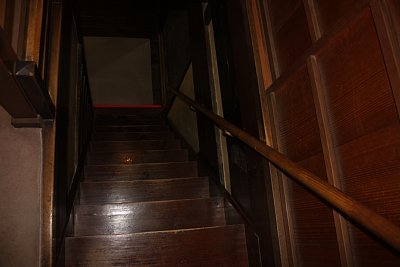 隠し2階から1階への階段