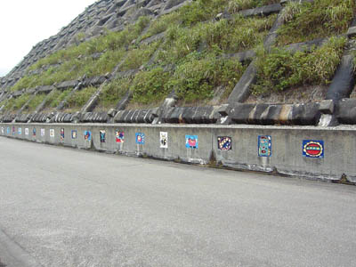 �n���̎q�ǂ������̍�i���ǂɖ��ߍ��܂�Ă��܂�