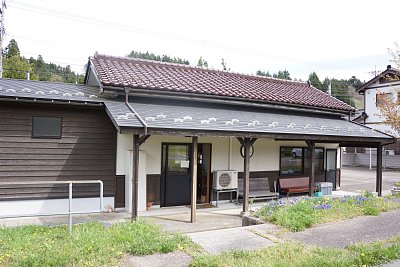 能登三井駅の駅舎を裏から見ました