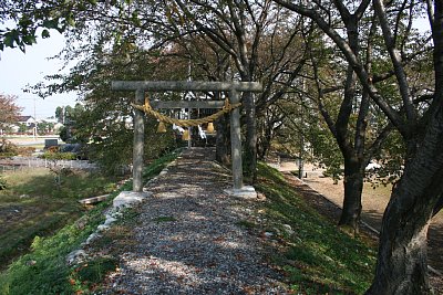 土塁上にある鳥居