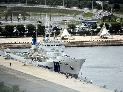 巡視船「やひこ」 あいの風プロムナードから