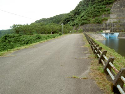 左岸から天端を見る