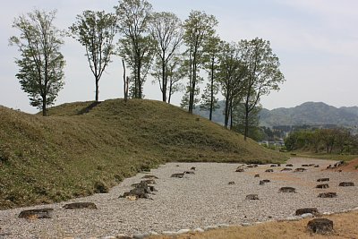 西側の周濠は幅が広い