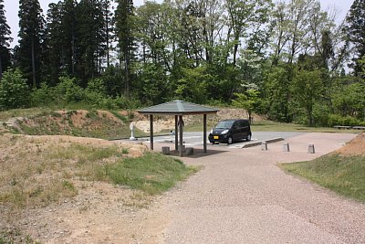 四阿のそばにも駐車場あり