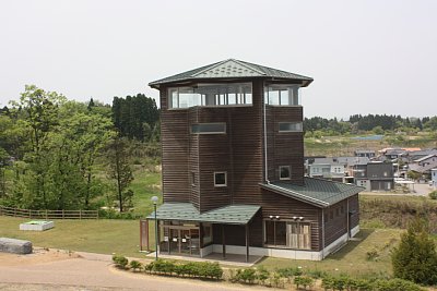 前方部から見た古墳館