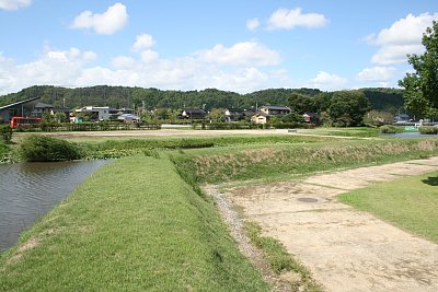 二の丸の土塁はかなりの高さです