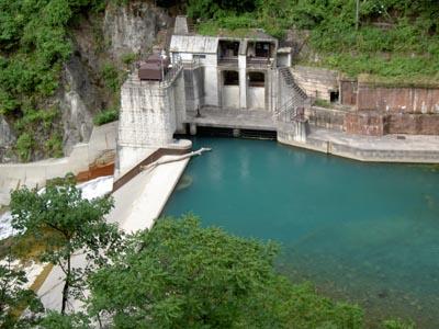 右岸に取水口があります
